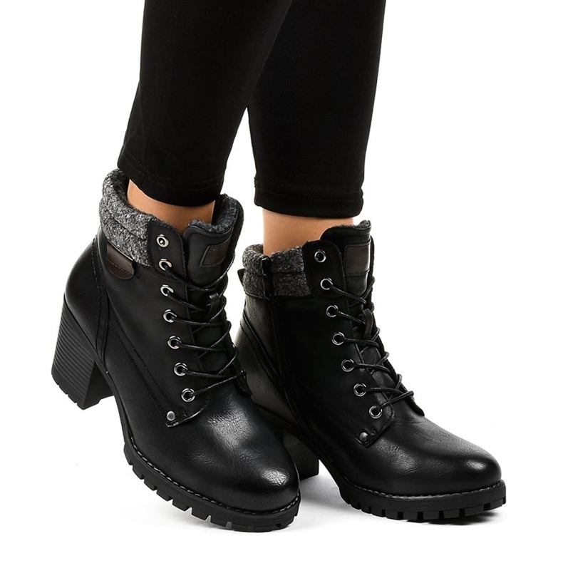 Fekete csizma az oszlopon báránybőrrel Z129