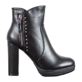 Kayla Csizma egy poszton fekete