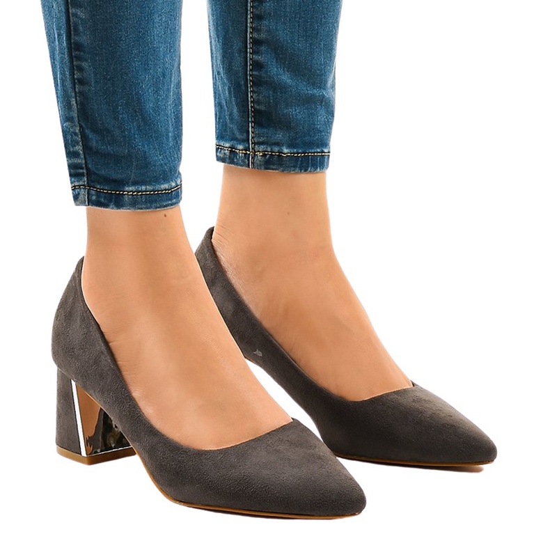 Szürke velúr szivattyúk az L439 oszlopon