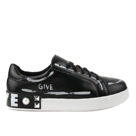 Fekete cipők, G272 csapokkal díszítve