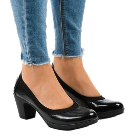 Fekete lakkozott szivattyúk az oszlopon 579-2 Fekete lakkozott szivattyúk az oszlopon 579-2