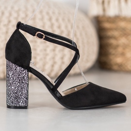 Goodin Divatos szivattyúk egy oszlopon fehér fekete Goodin Divatos szivattyúk egy oszlopon fehér fekete