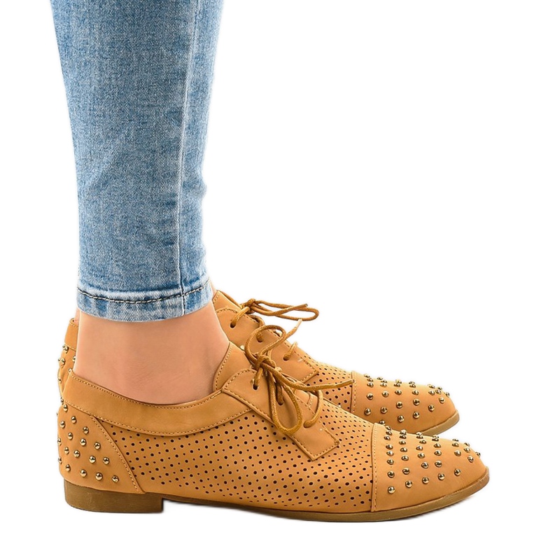 Barna áttört cipő csapokkal MJ1125