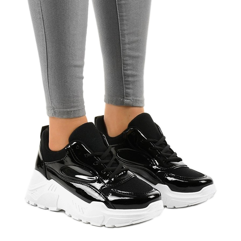 Divatos fekete sportcipő MS381E