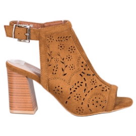 Mannika Beépített áttört szandál barna