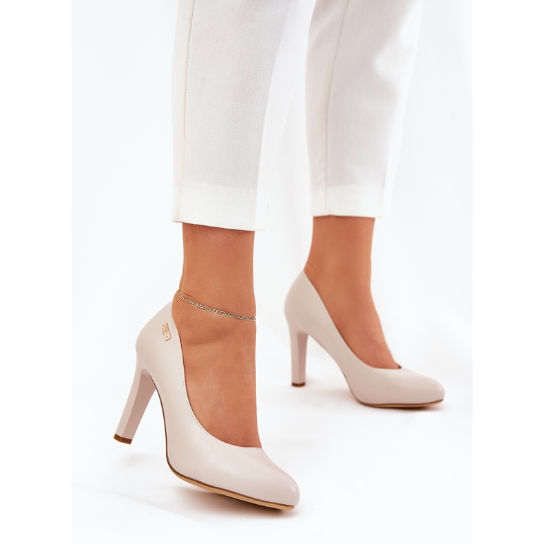 Női szivattyúk a Sergio Leone szürke postán