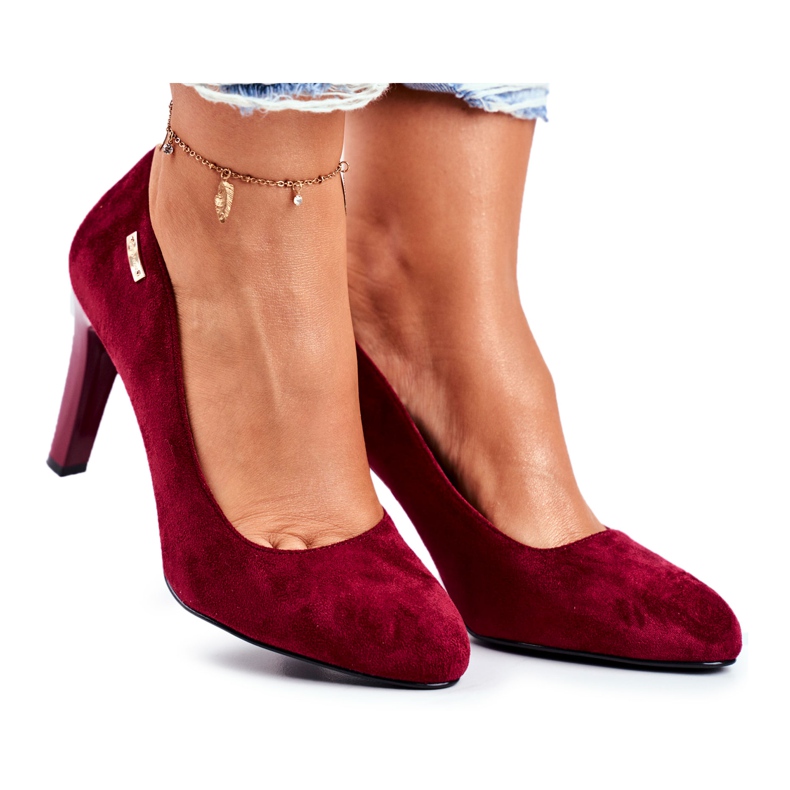 Női burgundi velúr pumpák egy bárban Sergio Leone Campbell piros