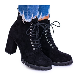 Lu Boo Black Suede Boots egy bejegyzésen Halsey Rhinestones -nal fekete