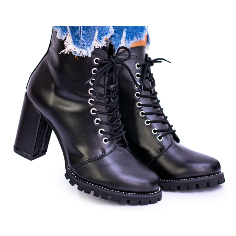 Lu Boo Black Boots egy bejegyzésen Halsey Strasszokkal fekete