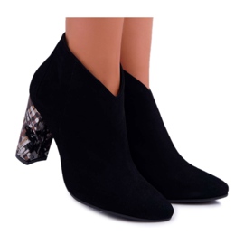 Fekete, elegáns velúr csizma egy póluson Laura Messi 2047