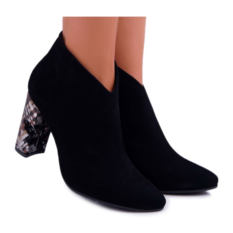 Fekete, elegáns velúr csizma egy póluson Laura Messi 2047