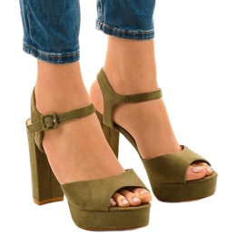 Zöld szandál az AT-0660-L velúr posztóján