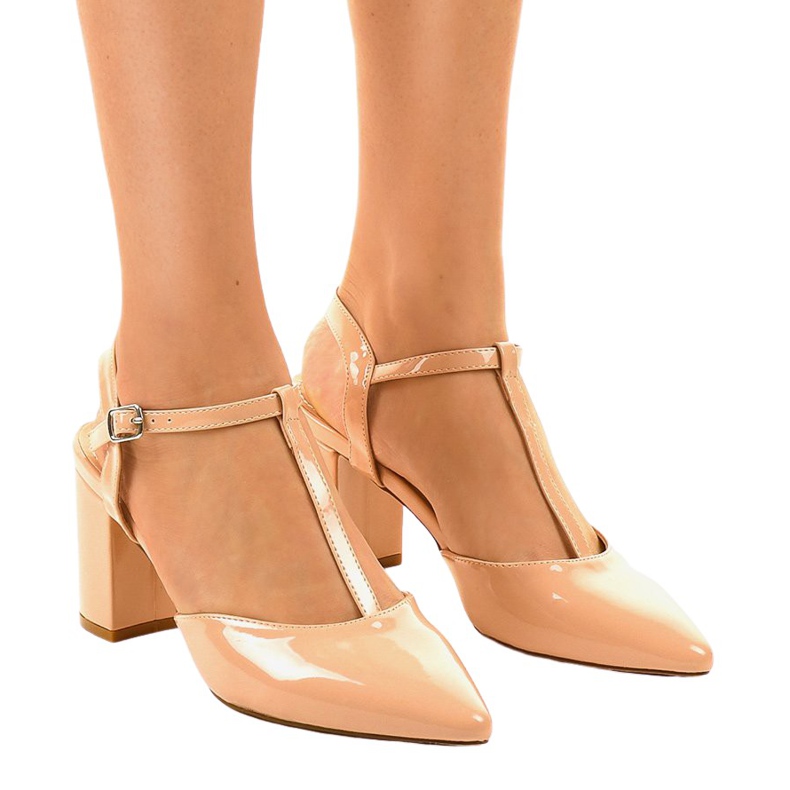 Bézs színű szivattyúk a D85-17 oszlopon Bézs színű szivattyúk a D85-17 oszlopon