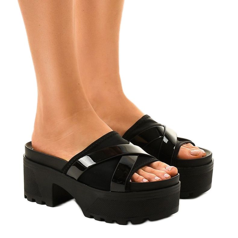 Fekete M806 magas sarkú cipő