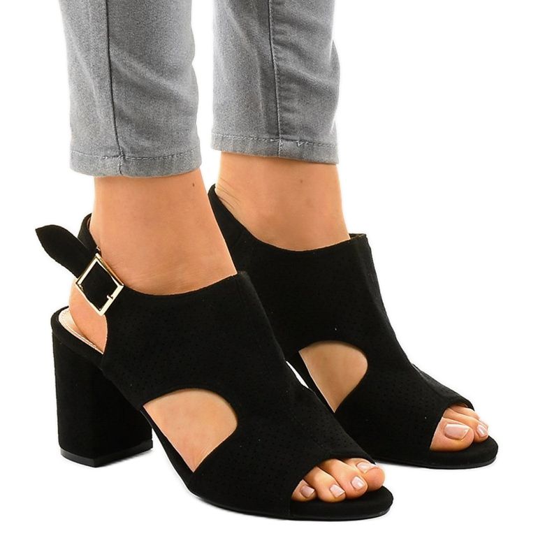 Fekete áttört szandál vágással 99-33A