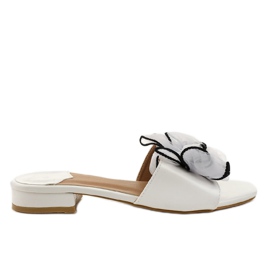 Fehér papucs íjjal a sarkán XH1021 Fehér papucs íjjal a sarkán XH1021