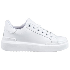 Renda Fehér cipők a platformon