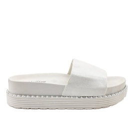 Fehér papucs vastag talpon, brokát velúr TL3808