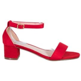 Small Swan Piros szandál egy bárban