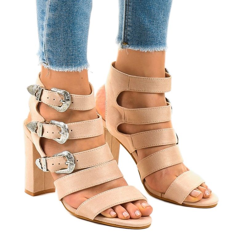 Bézs színű szandál egy postán 8022 csatdal