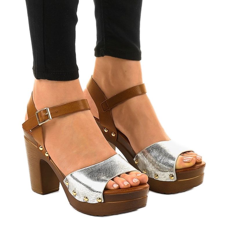 Ezüst magas sarkú szandál 150-615 barna szürke