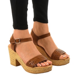 Barna magas sarkú szandál 150-614