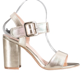 Small Swan Szandál egy bárban, öko bőrrel aranysárga Small Swan Szandál egy bárban, öko bőrrel aranysárga