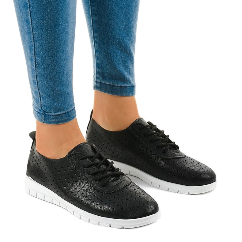 Fekete áttört cipők JH701-1