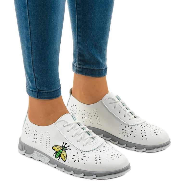 Fehér áttört cipők JH81171-1 lenyomattal