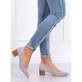 Cipő egy fából készült sarkán szürke CL75P szürke