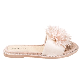 Anesia Paris Stílusos papucs díszítéssel bézs Anesia Paris Stílusos papucs díszítéssel bézs