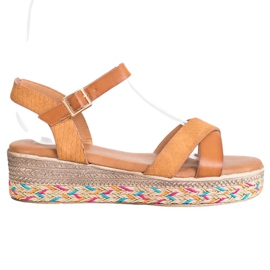 Small Swan Divatos szandál Eco bőrrel barna