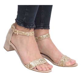 Arany szandál egy montanai poszton aranysárga sárga