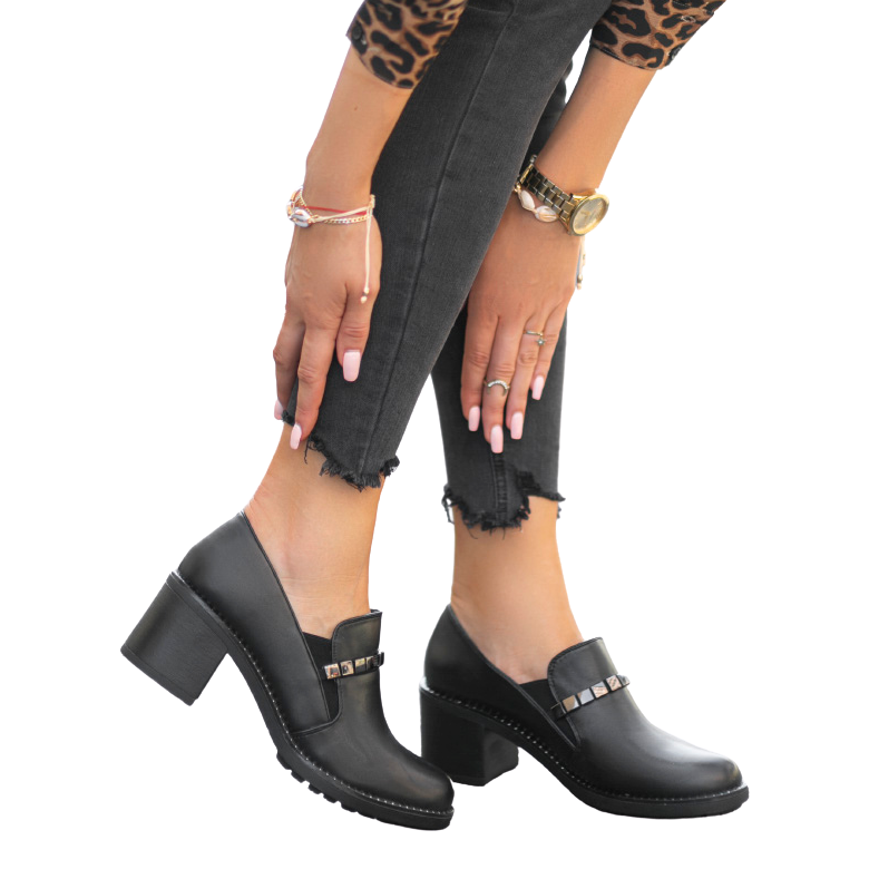 Női fekete cipő a poszton C17-6113