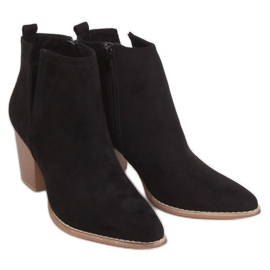 Magas sarkú csizma mandula fekete lábujjakkal M397 Fekete