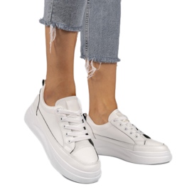 Fehér cipők magasabb R50 talpon fekete