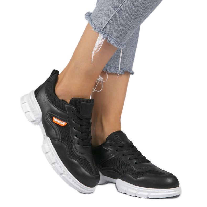 Divatos fekete sportcipő C051