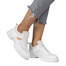 Divatos fehér sportcipő C051