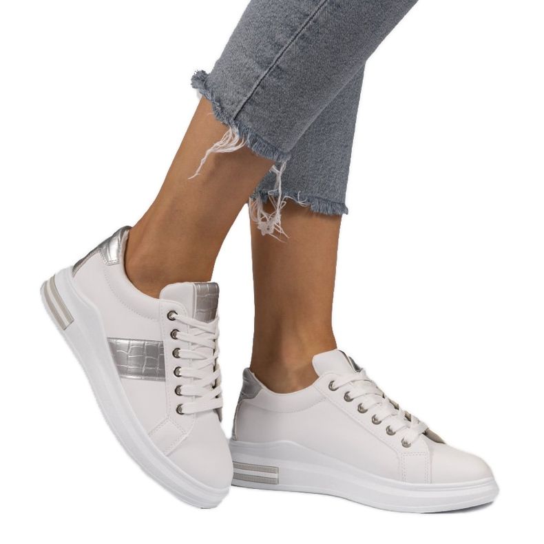 Divatos fehér cipők ökobőrből C912 ezüst szürke