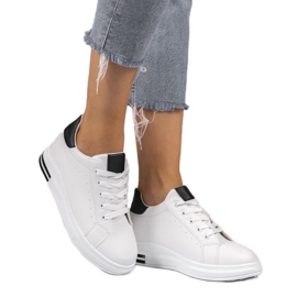 Fehér cipők az ék cipőkön 1061 fekete