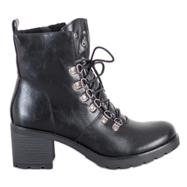 Munkavállalók a VINCEZA poszton fekete