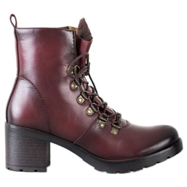 Munkavállalók a VINCEZA poszton piros