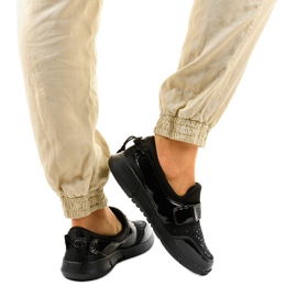 Fekete B120 felcsúsztatható sportcipő