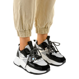 Fehér sportcipő fekete betétekkel RAL-63