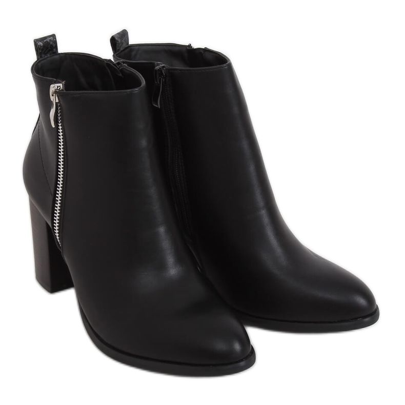 Klasszikus fekete magassarkú 688-A21 Fekete