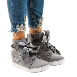 Szürke velúr cipők Haiphaia csattal