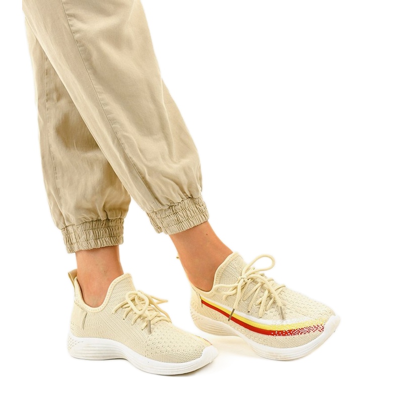 HB-48 bézs színű sportcipő