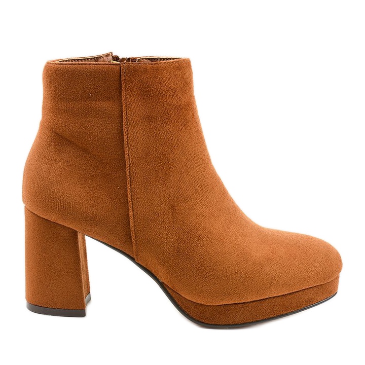 Barna velúr bokacsizma a Mahoganis oszlopon sárga