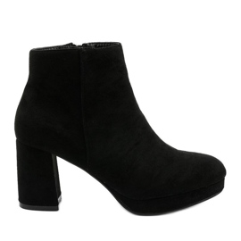 Fekete velúr bokacsizma a Mahoganis oszlopon Fekete velúr bokacsizma a Mahoganis oszlopon