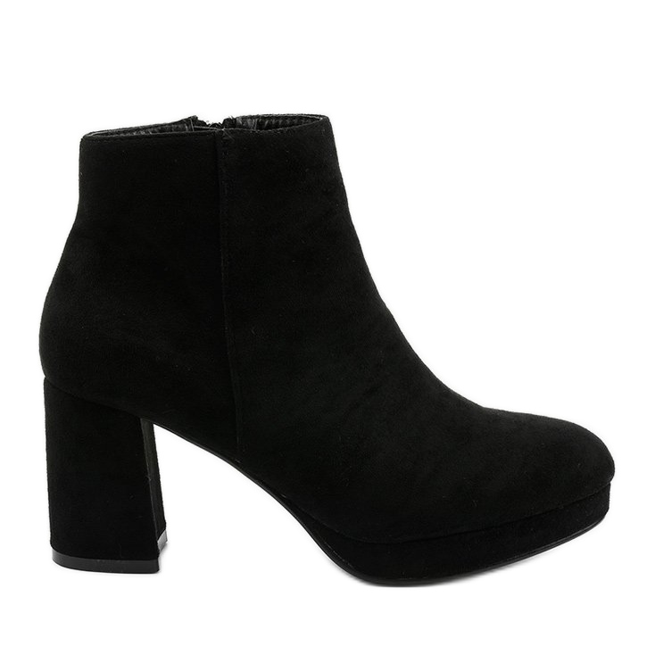 Fekete velúr bokacsizma a Mahoganis oszlopon